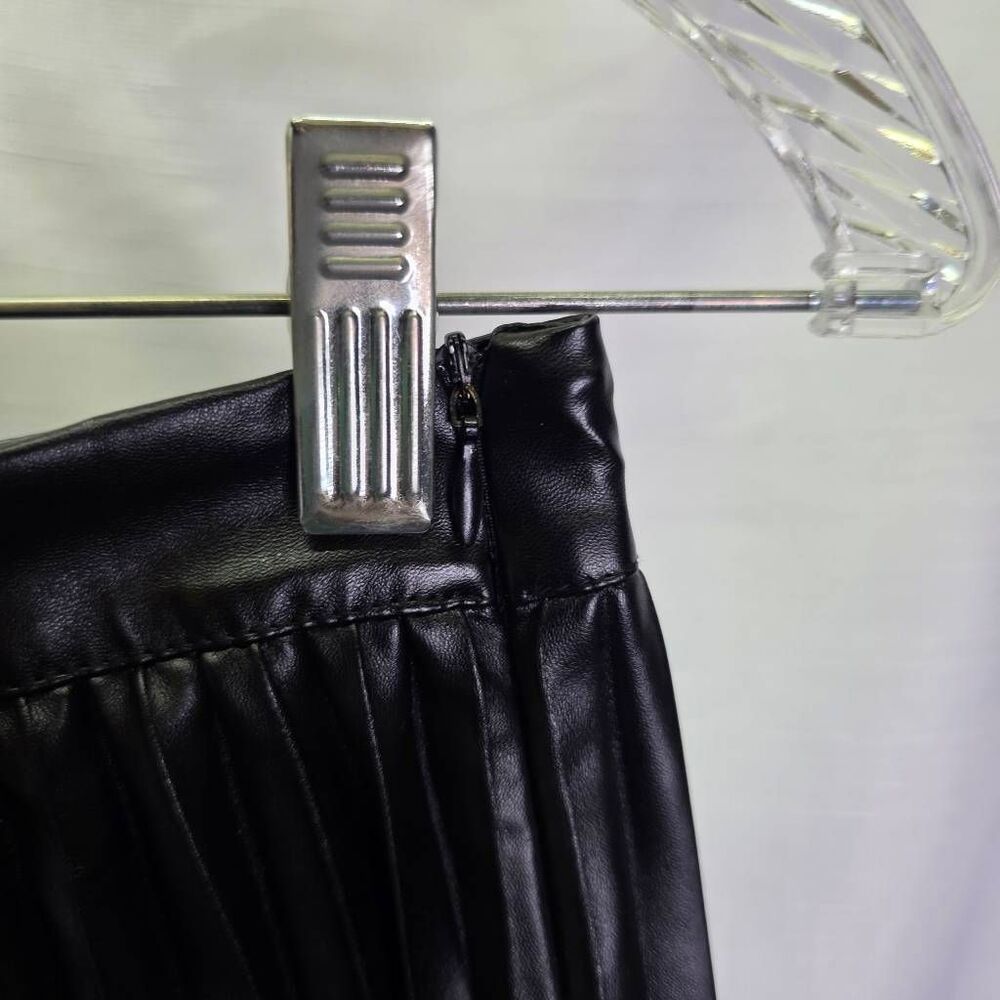 Monteau Los Angeles Black Pleated Faux Leather Midi Skirt Size Small - Picture 9 of 10